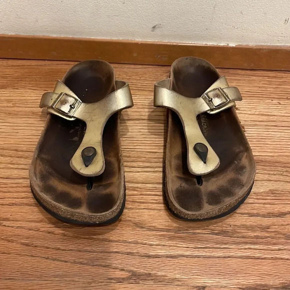 𝅺birkenstock woman’s gold sandals - Picture 2 of 14